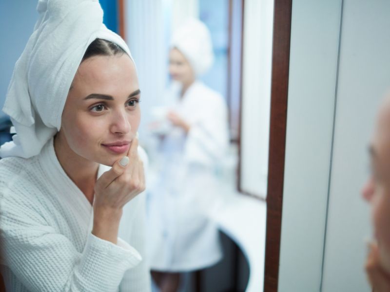 Kako doseči obnovo in elastičnost kože med spanjem?